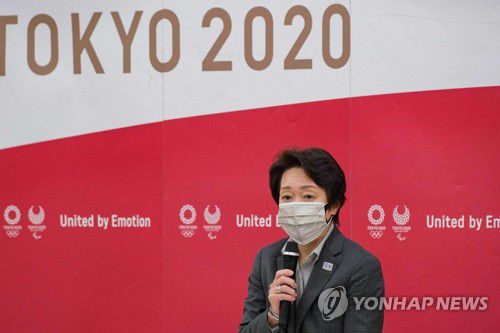 도쿄올림픽 이사회서 연설하는 하시모토 대회 조직위 회장(도쿄 AFP=연합뉴스) 하시모토 세이코 도쿄올림픽·패럴림픽 조직위원회 회장이 지난 5월 26일 도쿄에서 열린 이사회에서 연설하고 있다. sungok@yna.co.kr