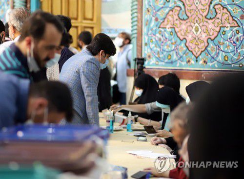 대선 투표하는 이란인들(테헤란=연합뉴스) 이승민 특파원 = 이란 대선일인 18일(현지시간) 수도 테헤란 미르다마드 지역 투표소에서 유권자들이 투표하고 있다. 2021.6.18 logos@yna.co.kr