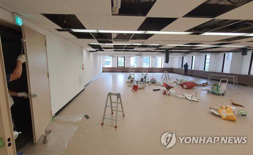 공사 중인 윤석열 전 총장 대선 캠프(서울=연합뉴스) 한상균 기자 = 20일 윤석열 전 검찰총장의 대선 캠프로 알려진 광화문 한 사무실 모습. 2021.6.20 xyz@yna.co.kr