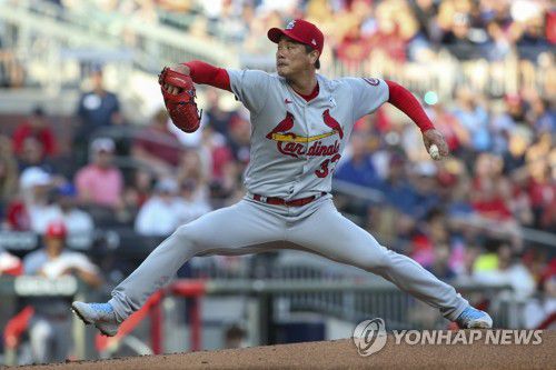 애틀랜타 상대 호투에도 5회초 교체된 김광현(애틀랜타 로이터/USA 투데이 스포츠=연합뉴스) 20일(현지시간) 미국 조지아주 애틀랜타의 트루이스트파크에서 열린 미국프로야구 메이저리그(MLB) 애틀랜타 브레이브스 대 세인트루이스 카디널스의 더블헤더 2차전 경기 첫 회에서 세인트루이스의 김광현(33)이 역투하고 있다. 이날 그는 선발 등판해 4이닝 동안 3피안타 1볼넷 2탈삼진 1실점을 기록했다. 그의 시즌 평균자책점은 3.72에서 3.60으로 낮아졌다. 이날 호투에도 김광현은 5회 초 타석에서 대타로 교체됐다. knhknh@yna.co.kr