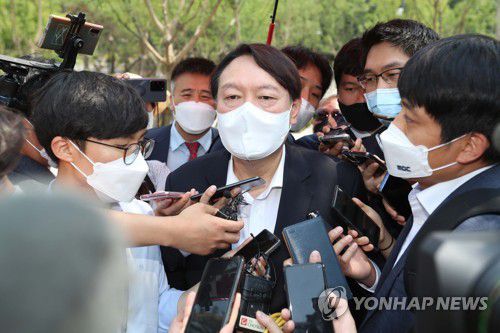 취재진에 둘러싸인 윤석열 전 검찰총장[연합뉴스 자료사진]