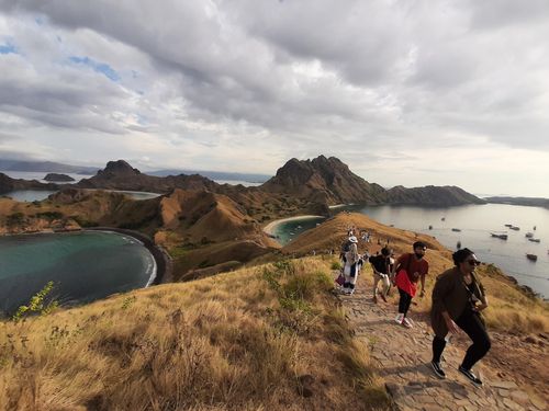 코모도 국립공원내 빠다르섬의 전망대에 오르는 모습(라부안바조[인도네시아]=연합뉴스)