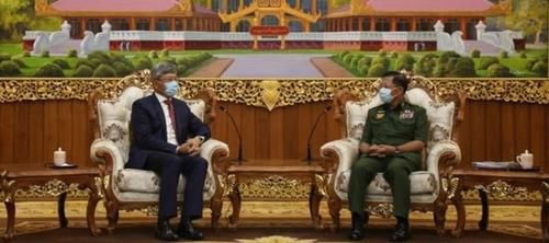 천 하이 주미얀마 중국대사(왼쪽)과 민 아웅 흘라잉 미얀마군 최고사령관[주미얀마 중국대사관/이라와디 캡처. 재판매 및 DB 금지]