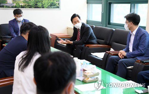 시의회 예산결산특별위원회 방문한 오세훈 서울시장(서울=연합뉴스) 오세훈 서울시장이 24일 서울시의회 예산결산특별위원회를 방문해 위원들과 대화를 나누고 있다. 2021.6.24      [서울시 제공. 재판매 및 DB 금지] photo@yna.co.kr