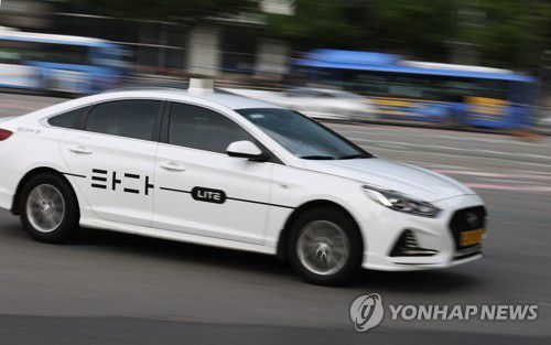 헌재 "'타다' 서비스 금지한 여객운수법 합헌"(서울=연합뉴스) 이지은 기자 =  헌법재판소가 24일 승차 공유 플랫폼인 '타다' 서비스를 사실상 금지한 여객자동차운수사업법(여객운수법) 조항이 헌법에 어긋나지 않는다고 판단했다.     헌재는 이날 승합차 임차 서비스를 관광 목적으로 제한하고 사용 시간은 6시간 이상, 대여·반납은 공항·항만에서만 할 수 있도록 규정한 여객운수법 제34조 2항 제1호가 헌법을 위반하는지 검토해 재판관 전원일치 의견으로 합헌 결정을 내렸다. 이날 오후 서울시내에서 '타다' 택시가 거리를 달리고 있다. 2021.6.24 jieunlee@yna.co.kr