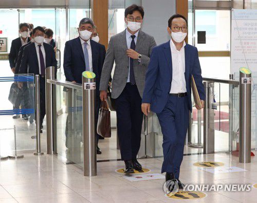 투자계약 체결 위해 회생법원 들어서는 이스타항공-성정 관계자들(서울=연합뉴스) 류영석 기자 = 이스타항공 관리인 김유상 대표(오른쪽 첫번째)와 형남순 성정 회장(오른쪽 세번째)이 24일 오후 이스타항공과 성정의 인수합병 투자계약 체결을 위해 서울 서초구 서울회생법원으로 들어서고 있다. 2021.6.24 ondol@yna.co.kr