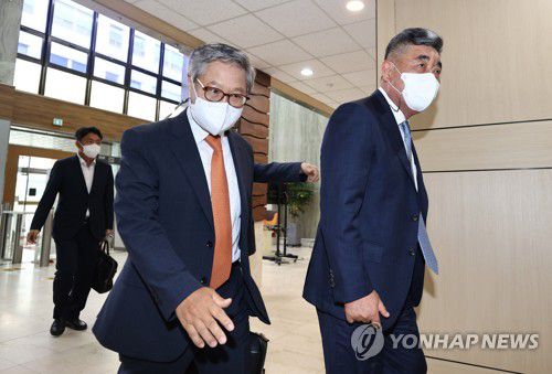 이스타항공-성정 투자 계약 체결(서울=연합뉴스) 류영석 기자 = 형남순 성정 회장(오른쪽)과 정재섭 이스타항공 공동관리인이 24일 오후 이스타항공과 성정의 인수합병 투자계약 체결을 위해 서울 서초구 서울회생법원으로 들어서고 있다. ondol@yna.co.kr