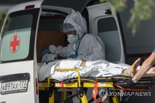 코로나19 환자를 이송하는 러시아 의료진 [AP=연합뉴스]