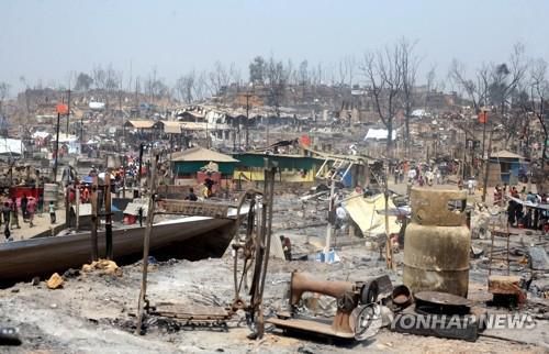 잿더미로 변한 방글라데시의 로힝야 난민촌[EPA=연합뉴스 자료사진]