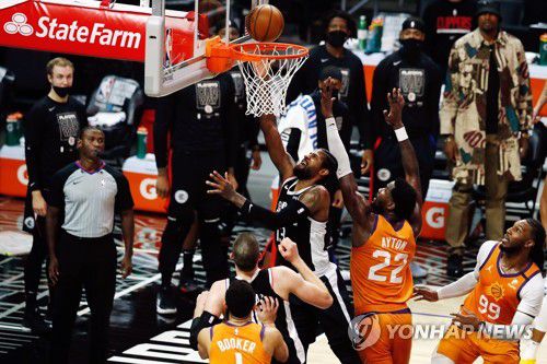 골 밑 슛하는 폴 조지(가운데).[EPA=연합뉴스]