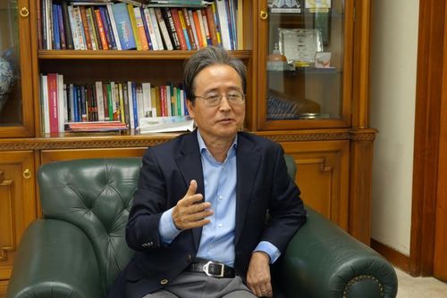 신봉길 주인도대사 (뉴델리=연합뉴스) 김영현 특파원 = 3년 6개월간의 근무를 마치고 이임하는 신봉길(66) 주인도대사. 2021.6.26    cool@yna.co.kr