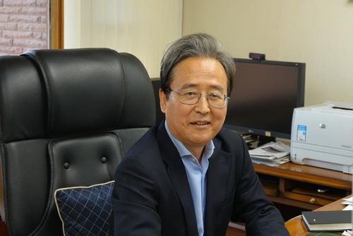 신봉길 주인도대사(뉴델리=연합뉴스) 김영현 특파원 = 3년 6개월간의 근무를 마치고 이임하는 신봉길(66) 주인도대사. 2021.6.26    cool@yna.co.kr