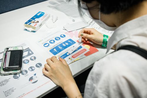 코로나19 신속 항원 검사하는 '뷰티풀 민트 라이프 2021' 관객[민트페이퍼 제공. 재판매 및 DB 금지]