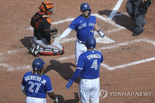 5회 석 점 홈런 치고 동료의 환영 받는 그리칙[AP=연합뉴스]