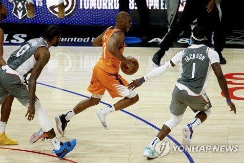 신발 벗겨지는 폴[EPA=연합뉴스]