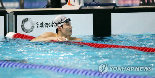 기록 확인하는 황선우(김천=연합뉴스) 김현태 기자 = 19일 오후 경북 김천시 김천실내수영장에서 열린 2020년 경영 국가대표 선발대회 남자 자유형 200m 결승에서 황선우(서울체육고등학교)가 1분 45초 92를 기록 후 자신의 기록을 확인하고 있다. 2020.11.19 mtkht@yna.co.kr