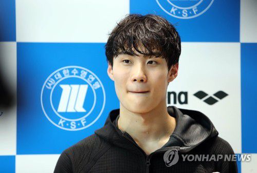 인터뷰 하는 황선우(김천=연합뉴스) 김현태 기자 = 1일 오후 경북 김천실내수영장에서 열린 제11회 김천 전국수영대회 남자고등부 개인 자유형 100m 결승에 출전한 황선우(서울체고)가 경기 후 인터뷰를 하고 있다. 2021.4.1 mtkht@yna.co.kr