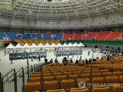 KSPO 돔, 오늘은 '방역센터'로(서울=연합뉴스) 오보람 기자 = 지난 26일 송파구 올림픽공원 88잔디마당에서 열린 '뷰티풀 민트 라이프 2021' 공연 전 관객들이 KSPO 돔(체조경기장)에 모여 코로나19 신속 항원 검사를 받고 결과를 기다리고 있다. 2021.6.27 rambo@yna.co.kr