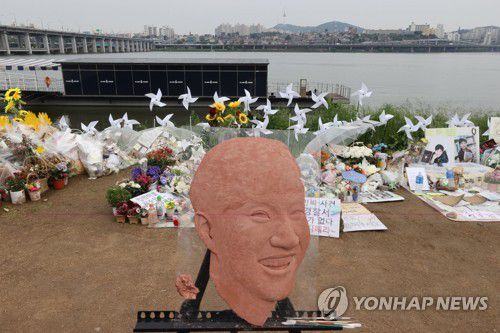 '고 손정민 씨를 추모하며'(서울=연합뉴스) 김인철 기자 = 한강에서 실종된 뒤 숨진 채 발견된 의대생 고 손정민 씨 사건 관련 경찰 수사가 진행 중인 지난 1일 서울 서초구 반포한강공원 사건 발생 현장 인근에 손 씨 추모공간이 마련돼 있다. 2021.6.1 yatoya@yna.co.kr