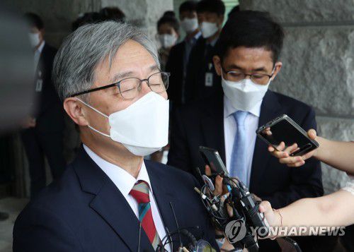 눈 감은 최재형 감사원장(서울=연합뉴스) 임헌정 기자 = 야권의 잠재적 대권주자로 거론되는 최재형 감사원장이 28일 오전 서울 종로구 감사원으로 출근하며 취재진에게 감사원장 사퇴 등 거취와 관련해 입장을 밝히고 있다. 2021.6.28 kane@yna.co.kr