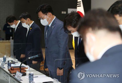 민주당 지도부 연평해전 희생자 추모(대구=연합뉴스) 김현태 기자 = 28일 오전 대구 창조캠퍼스에서 열린 2021 더불어민주당 대구광역시 예산정책협의회에서 송영길 당대표 등 참석자들이 회의 시작에 앞서 연평해전 희생자들을 추모하고 있다. 2021.6.28 mtkht@yna.co.kr