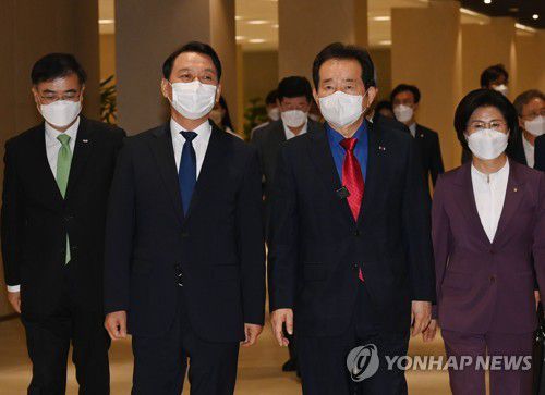 후보 단일화 합의한 민주당 대선주자 정세균-이광재(서울=연합뉴스) 안정원 기자 = 더불어민주당 후보인 정세균 전 국무총리와 이광재 의원이 28일 오전 서울 영등포구 여의도 한국거래소에서  후보 단일화 기자회견에 입장하고 있다.     정 전 총리와 이 의원은 이날 한국거래소에 공동 방문한 자리에서 "정권 재창출의 소명으로 깊은 대화와 합의를 통해 7월5일까지 먼저 저희가 하나가 되겠다"고 밝혔다. 2021.6.28 jeong@yna.co.kr