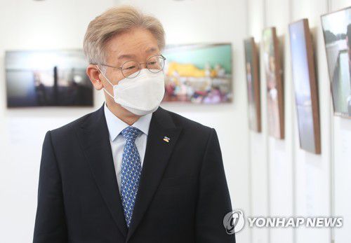 미얀마 평화사진전 관람하는 이재명 경기지사(수원=연합뉴스) 홍기원 기자 = 이재명 경기도지사가 28일 오전 경기도 수원시 경기아트센터에서 열린 '미얀마의 봄 두 번째 이야기-평화사진전' 개막식에서 전시된 사진을 관람하고 있다. 2021.6.28 xanadu@yna.co.kr