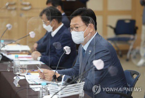 구미서 인사말 하는 송영길 대표(구미=연합뉴스) 김현태 기자 = 28일 오후 경북 구미시청에서 열린 더불어민주당·경상북도 예산정책협의회에서 송영길 대표가 인사말을 하고 있다. 2021.6.28 mtkht@yna.co.kr