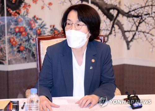 발언하는 과기부 장관(서울=연합뉴스) 한상균 기자 = 임혜숙 과학기술정보통신부 장관이 28일 정부서울청사에서 통신 3사 대표와 간담회를 하고 있다. xyz@yna.co.kr