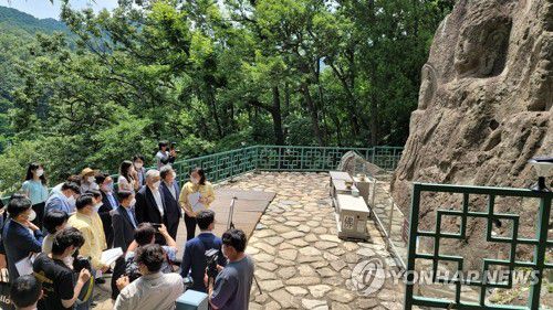 울산 어물동 마애여래좌상 살펴보는 문화재청장(울산=연합뉴스) 30일 오후 울산시 북구 어물동 마애여래좌상을 찾은 김현모 문화재청장이 더불어민주당 이상헌 국회의원, 이동권 울산 북구청장 등과 함께 현장을 둘러보고 있다. [울산시 북구 제공. 재판매 및 DB 금지] yongtae@yna.co.kr