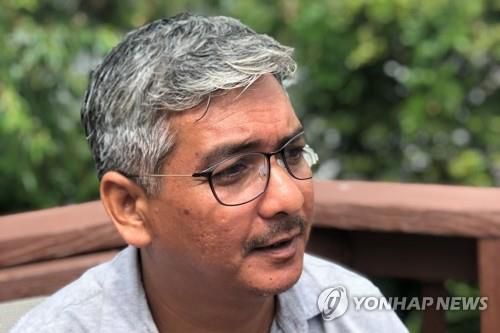 군부에 의한 고문 피해 밝힌 미얀마 구금 미 언론인    (로이터=연합뉴스) 미얀마 군부에 구금됐던 미국 언론인 나탄 마웅(44) 카마윳 미디어 편집장이 지난 26일(현지시간) 미국 버지니아주에서 발언하고 있다. 영국 일간 가디언의 27일 보도에 따르면 마웅은 미얀마군이 자신을 때리고 눈을 가린 채 일주일 넘게 심문하는 등 고문을 가했다고 밝히며 그들의 인권침해 행위를 고발했다. 마웅은 미얀마 태생으로 1990년대 미국에 망명했으며, 미얀마 군부는 3월 9일 그를 체포해 이달 15일 석방, 미국으로 추방했다. [제3자 제공. 재판매 및 DB금지]     knhknh@yna.co.kr