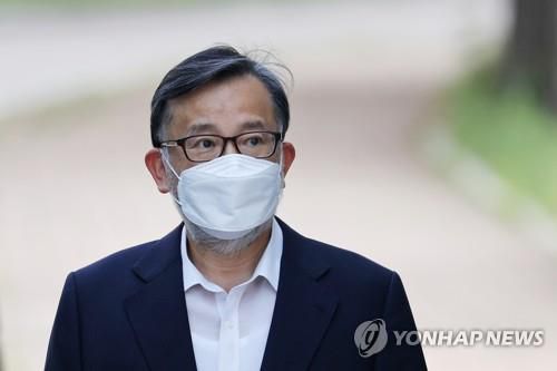 보석 석방되는 김학의 전 차관성접대·뇌물 혐의로 기소돼 징역형을 선고받은 김학의 전 법무부 차관이 지난달 10일 오후 경기도 의왕시 서울구치소에서 보석으로 석방되고 있다. [연합뉴스 자료사진]