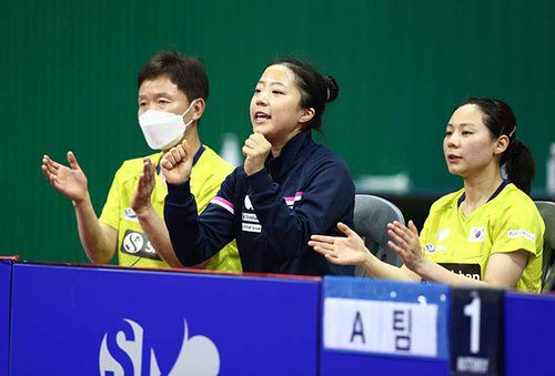 응원하는 신유빈[대한탁구협회 제공. 재판매 및 DB 금지]