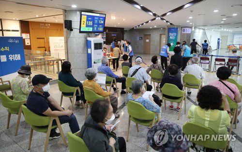 화이자 백신 접종 대기하는 시민들(서울=연합뉴스) 임헌정 기자 = 30일 오전 서울 용산구 예방접종센터에서 시민들이 화이자 백신을 접종받기 위해 대기하고 있다.     이날 0시 기준 국내 누적 1차 접종자는 총 1천532만1천254명으로, 전체 인구(작년 12월 기준 5천134만9천116명)의 29.8%에 해당한다. 2021.6.30 kane@yna.co.kr