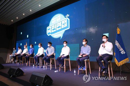 더불어민주당 대선 후보, 국민면접 프레스데이(서울=연합뉴스) 진성철 기자 = 더불어민주당 대통령선거 후보자 선출을 위한 경선에 출마한 추미애 전 법무부 장관(왼쪽부터), 이광재 의원, 이재명 경기지사, 정세균 국무총리, 이낙연 전 대표, 박용진 의원, 양승조 충남지사, 최문순 강원지사, 김두관 의원이 1일 서울 여의도 글래드호텔에서 열린 공명선거·성평등 실천 서약식 및 국민면접 프레스데이에 참석하고 있다.  2021.7.1 zjin@yna.co.kr