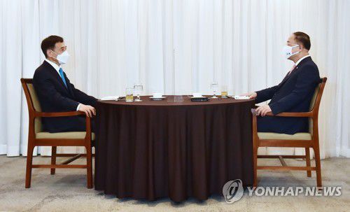 담소 나누는 홍남기(오른쪽)-이주열(서울=연합뉴스) 박동주 기자 = 홍남기 경제부총리 겸 기획재정부 장관과 이주열 한국은행 총재가 2일 서울 중구 프레스센터에서 조찬 회동을 하고 있다. pdj6635@yna.co.kr