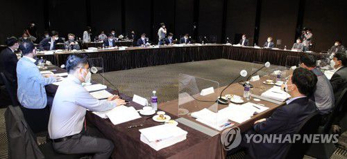 제7차 국민연금 기금운영위 개최(서울=연합뉴스) 황광모 기자 = 2일 오전 서울 중구 플라자 호텔에서 열린 제7차 국민연금 기금운용위원회에서 위원들이 권덕철 보건복지부 장관의 인사말을 듣고 있다. hkmpooh@yna.co.kr