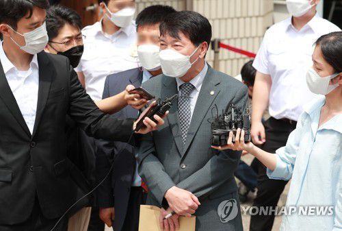 법정구속 입장 밝히는 손경식 변호사(의정부=연합뉴스) 홍해인 기자 = 선고공판이 끝난 뒤 손경식 변호사가 재판 결과에 대한 입장을 밝히고 있다. hihong@yna.co.kr