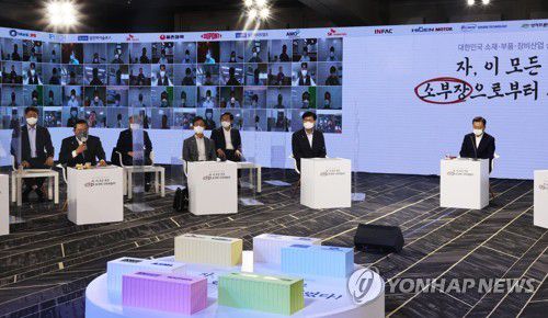 구자열 회장 발언 듣는 문 대통령(서울=연합뉴스) 최재구 기자 = 문재인 대통령이 2일 서울 강남구 코엑스 아셈볼룸에서 열린 대한민국 소재·부품·장비산업 성과 간담회에서 구자열 한국무역협회장의 발언을 듣고 있다. 2021.7.2 jjaeck9@yna.co.kr