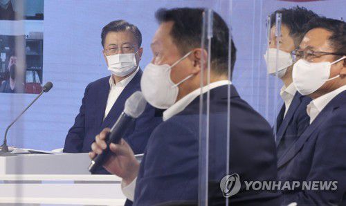 최태원 회장 발언 듣는 문 대통령(서울=연합뉴스) 최재구 기자 = 문재인 대통령이 2일 서울 강남구 코엑스 아셈볼룸에서 열린 대한민국 소재·부품·장비산업 성과 간담회에서 최태원 대한상공회의소 회장의 발언을 듣고 있다. 2021.7.2 jjaeck9@yna.co.kr