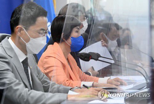 발언하는 전혜숙 코로나 백신ㆍ치료제 특별위원장(서울=연합뉴스) 하사헌 기자 = 2일 서울 여의도 국회 의원회관에서 열린 더불어민주당 코로나 백신ㆍ치료제 특별위원회 제4차 회의에서 전혜숙 위원장이 발언을 하고 있다. 2021.7.2 toadboy@yna.co.kr