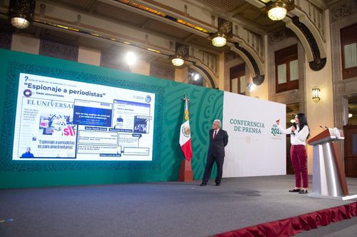 지난달 30일 기자회견에서 '금주의 가짜뉴스' 보여주는 멕시코 대통령(왼쪽) [멕시코 대통령실 제공]