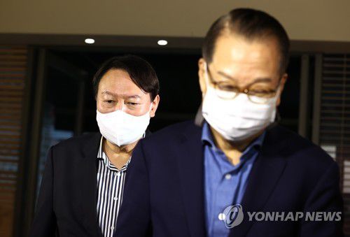 윤석열-권영세 회동윤석열 전 검찰총장과 국민의힘 대외협력위원장인 권영세 의원이전날 오후 회동을 위해 중구의 한 식당으로 들어가고 있다. [연합뉴스 자료사진]