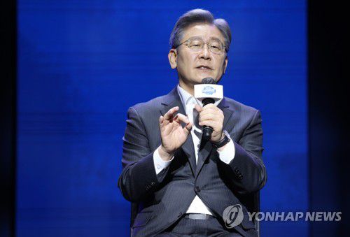 발언하는 이재명 경기지사(청주=연합뉴스) 천경환 기자 = 4일 오후 충북 청주시 서원구 CJB컨벤션센터에서 열린 더불어민주당 대선 예비경선 행사 '국민면접'에서 이재명 경기지사가 발언하고 있다. 2021.7.4 kw@yna.co.kr