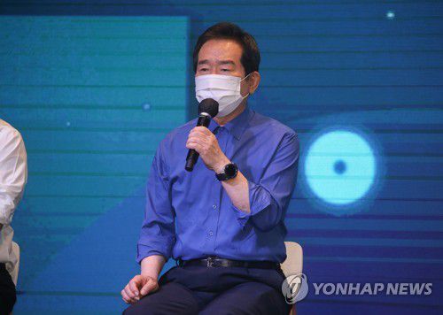 취재진 질문에 답하는 정세균 후보(서울=연합뉴스) 하사헌 기자 = 더불어민주당 대선 경선 후보들이 1일 서울 여의도 글래드호텔 그랜드볼룸에서 공명선거 실천 서약식 및 프레스데이를 가졌다. 정세균 후보가 취재진의 질문에 답하고 있다. 2021.7.1 toadboy@yna.co.kr