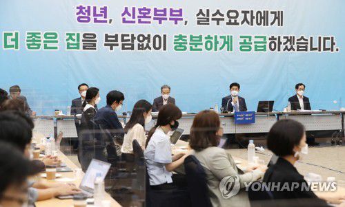 노형욱 장관 "서민 주거안정을 최우선으로 추진"(세종=연합뉴스) 김주형 기자 = 노형욱 국토교통부 장관(오른쪽 두번째)이 5일 오후 세종시 정부세종컨벤션센터에서 열린 출입기자단 간담회에서 발언하고 있다. kjhpress@yna.co.kr