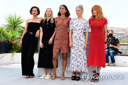 제74회 칸 국제 영화제 경쟁부문 여성 심사위원단 (칸=EPA 연합뉴스) 프랑스 남부 휴양도시 칸에서 6일(현지시간) 개막하는 제74회 칸 국제 영화제 경쟁 부문 심사를 맡은 여성 심사위원들. 왼쪽부터 미국 배우 매기 질런홀, 오스트리아 감독 제시카 하우스너, 세네갈 감독 마티 디옵, 프랑스 배우 멜라니 로랑, 프랑스 가수 밀렌느 파르메르.