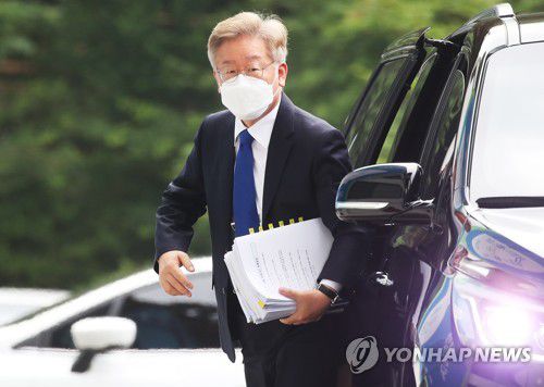 대선 출마 선언 앞둔 이재명 경기지사(수원=연합뉴스) 홍기원 기자 = 대선 출마 선언을 앞둔 이재명 경기도지사가 30일 오전 경기도 수원시 경기도청으로 출근하고 있다. 2021.6.30 xanadu@yna.co.kr