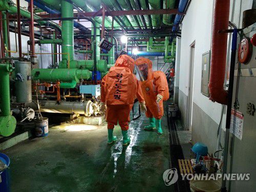 김포 대곶면 냉동업체서 암모니아 누출(김포=연합뉴스) 7일 오전 4시 52분께 경기도 김포시 대곶면 한 냉동업체에서 암모니아가 누출됐다. 이 사고로 인명피해는 없었지만, 업체 내부에 있던 근로자들이 긴급히 대피했다. 사진은 사고 업체 내부 모습. 2021.7.7 [김포소방서 제공. 재판매 및 DB 금지] tomatoyoon@yna.co.kr