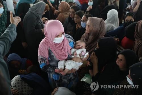 아프간 수도 카불의 여권 사무소에서 줄 서 있는 여성들. [AP=연합뉴스]